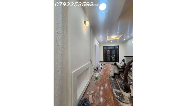 Bán Nhà Đê La Thành. Đống Đa. Diện Tích 49-52m. x 5tầng. Mặt tiền 4.2m. Giá Bán 9.5 tỷ